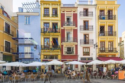 Terrazas en una plaza del centro de Valencia.