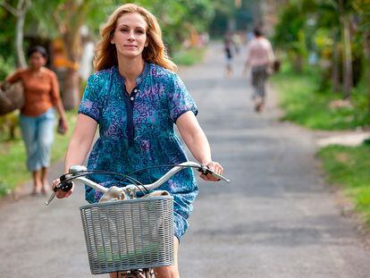 Julia Roberts en disfrutando de las ventajas de viajar sola en 'Come, reza, ama'.
