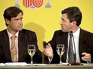 El socialista Juan Fernando López Aguilar (izquierda) y el ministro Ángel Acebes, ayer en la presentación del pacto.
