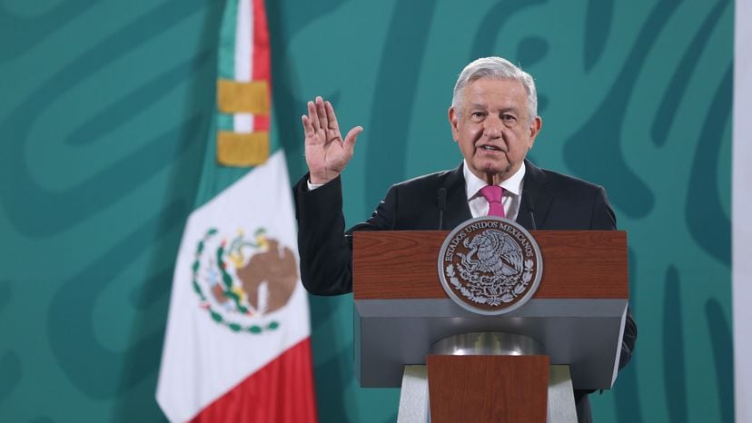 AMLO: López Obrador escala su campaña contra el INE y lo acusa de “atentado  a la democracia” | EL PAÍS México