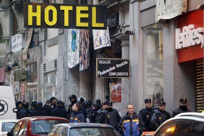 Una veintena de furgones policiales y 200 agentes antidisturbios han participado en la operación de desalojo del hotel Madrid y de las plantas superiores al teatro Albéniz.