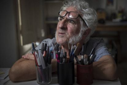 Miguel Ángel Gallardo, dibujante de cómic, en su estudio.
