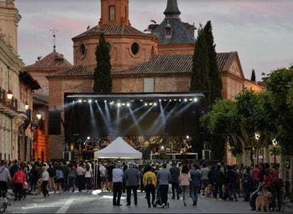 Actuación musical en el escenario instalado en la plaza de Cervantes durante la pasada edición del festival Alcalá Suena.