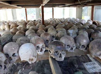 Esqueletos de algunas víctimas del genocidio del régimen del Pol Pot son exhibidos al público en el centro en su memoria en Phonom Penh.