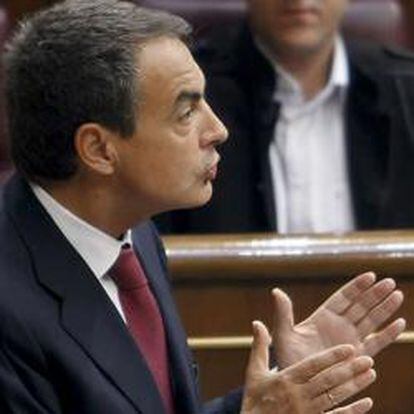 El presidente del Gobierno, José Luis Rodríguez Zapatero, durante una de sus intervenciones en la sesión de control al Ejecutivo celebrada hoy en el Congreso de los Diputados.
