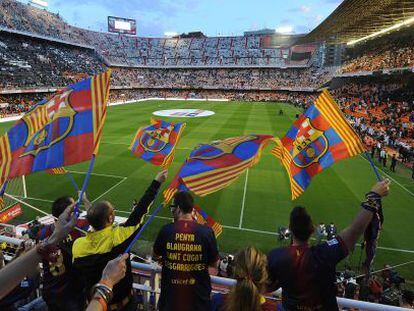 Aficionados en el Mestalla antes del comienzo de la final de Copa.