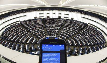 Una persona muestra su tel&eacute;fono m&oacute;vil durante un pleno del Parlamento Europeo en Estrasburgo 
