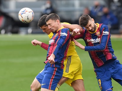 Lenglet y Piqué tratan de evitar que Sobrino remate el balón.