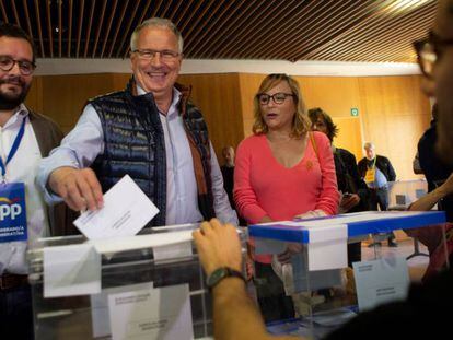 El candidato del PP a la alcaldía de Barcelona, Josep Bou, votando el día de las elecciones.