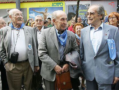 Tres supervivientes: Eusebi Pérez (izquierda), Francisco Batiste (centro) y Marcel·lí Garriga, ante la Embajada de España en Viena.