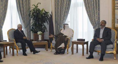 El presidente palestino, Mahmud Abbas, con el emir de Catar y el líder de Hamas, Jaled Mashaal, en Doha.