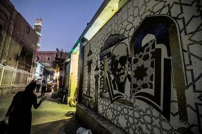 Un mural con un retrato del premio Nobel Naguib Mahfouz, en El Cairo.