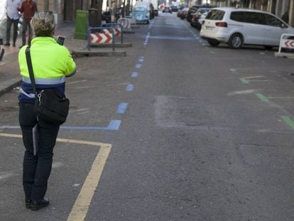 Una controladora del SER en una calle de Madrid.