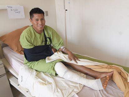 Erwin Tumiri se recupera, en una clínica de Cochabamba, de los golpes que sufrió en un accidente de carretera.