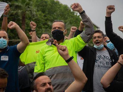 Trabajadores de Nissan cortan la diagonal de Barcelona en protesta al cierre, este jueves.
