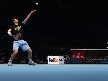 Murray sirve durante un entrenamiento en el O2 de Londres.