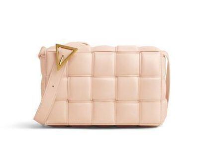Bottega Veneta es sinónimo de lujo. El bolso Padded Cassette está inspirado en la tapicería de los coches deportivos de los años 70, y está elaborado en piel de becerro. Lleva el icónico trenzado marca de la casa italiana. Tiene un aspecto acolchado y cuenta con una correa para cruzarse sobre el cuerpo, además de hebilla metálica triangular en acabado dorado o plateado. Se encuentra en varios colores: crema, lila y rosa. Precio: 2.700 euros. Y en estampado de serpiente. Precio: 2.900 euros. www.bottegaveneta.com.