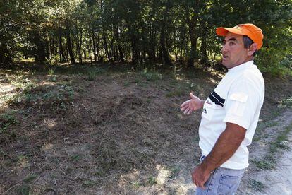 En la imagen, un vecino señala el lugar donde apareció el cuerpo de Asunta, de 12 años.