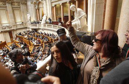 Varios ciudadanos han protestado en el interior del Parlamento durante la sesi&oacute;n.