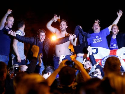 Aficionados celebran la Premier en la puerta de la casa de Vardy. 