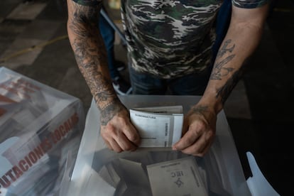 Un hombre deposita su voto para la gubernatura del Estado de Coahuila, el 4 de junio de 2023.