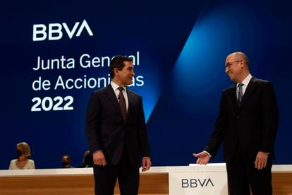 Carlos Torres (a la izquierda), presidente del BBVA, y Onur Genç, consejero delegado de la entidad, al inicio de la junta general de accionistas celebrada este viernes en Bilbao.