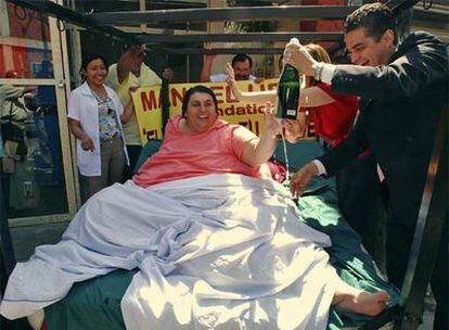 El ciudadano mexicano Manuel Uribe, que llegó a pesar 540 kilos, logró salir de su casa por primera vez en cinco años, gracias a la ayuda de una grúa y un remolque.