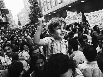 Daniel Rivas Azcueta a hombros de su padre en la primera gran manifestación de la Transición en Madrid, contra la carestía de la vida, el 22 de junio de 1976.