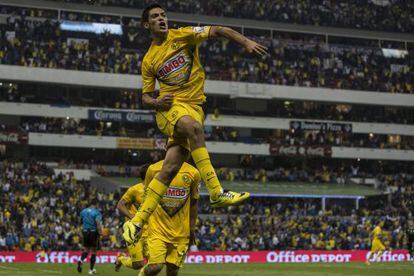 Jiménez celebra un gol con el América.