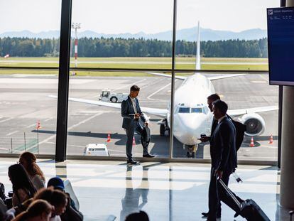 Varios viajeros se disponen a tomar un vuelo de negocios, en una imagen de archivo.