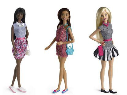 Barbie, de izquierda a derecha, con zapatos de Victoria, Agatha Ruiz de la Prada y Krack.