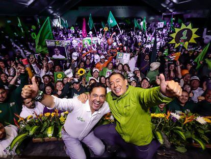 Los candidatos del Partido Verde a la alcaldía de Tunja, John Carrero, y a la gobernación de Boyacá, Carlos Amaya, este mes en un mitin.