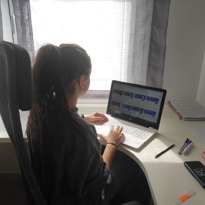 Martina González sigue las clases online desde su casa, en Soto del Real.