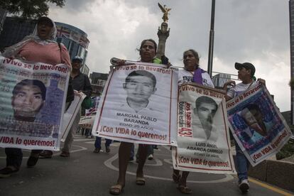 Marcha de familiares de los 43 este miércoles en Ciudad de México.
