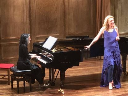 La pianista Mitsuko Uchida y la mezzosoprano Magdalena Kožená durante su recital en Bilbao.