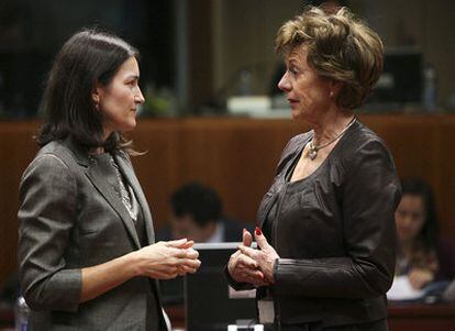 La ministra de Cultura, Ángeles González-Sinde (izquierda), conversa con la comisaria de la Agenda Digital de la Unión Europea, Neelie Kroes, en el Consejo de Ministros de Cultura y Audiovisuales de los Veintisiete celebrado ayer en Bélgica (Bruselas).