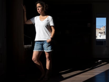 Sara García Lozano, sanitaria afectada de Covid, fotografiada en su casa de Barcelona.