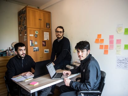 El universitario Miguel García, a la izquierda, y sus compañeros de piso, que siguen una huelga telemática en la Universidad de Santiago.