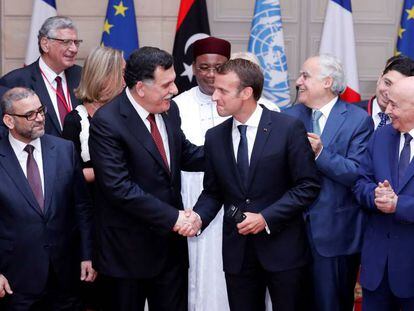 El presidente del Consejo Presidencial de Libia, Fayez Sarraj, estrecha la mano al presidente francés, Emmanuel Macron 