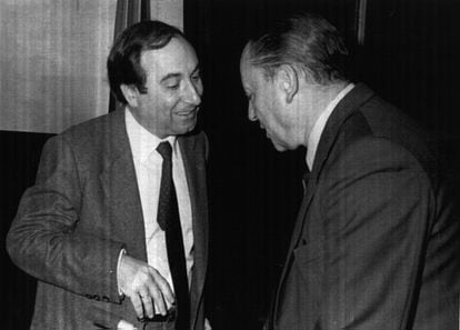 Juan María Bandrés charla con el líder de la ultraderecha Blas Piñar, momentos antes de una reunión de la Comisión de Interior del Congreso, en 1980. Bandrés, que dialogaba con todo el espectro político, será recordado siempre por su talante.