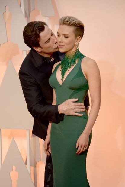 John Travolta kisses Scarlett Johansson on the Oscars red carpet in 2015.