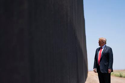 El presidente estadounidense, Donald Trump, recorre una sección del muro fronterizo en San Luis (Arizona), el 23 de junio de 2020. Si bien México nunca pagó por el "gran y hermoso muro" que Trump prometió construir a lo largo de la frontera, el proyecto ya está en marcha y se espera que se completen 700 kilómetros de la obra para fines de diciembre.