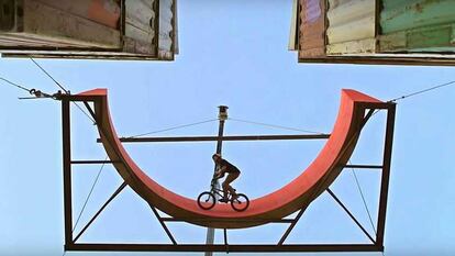 BMX en el puerto a 12 metros de altura