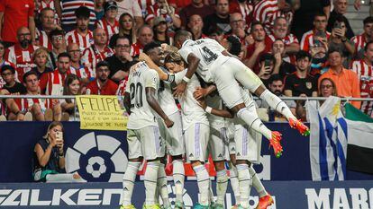 Fede Valverde celebra el segundo gol del Real Madrid, este domingo en el Metropolitano.