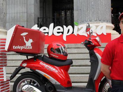 Un repartidor de Telepizza enfrente del Palacio de la Bolsa de Madrid. 