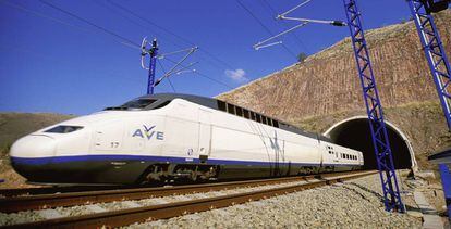 Tren de alta velocidad de la línea Madrid-Sevilla en 2007, cuando cumplió 15 años y aún no se había retocado la imagen de marca de Renfe.