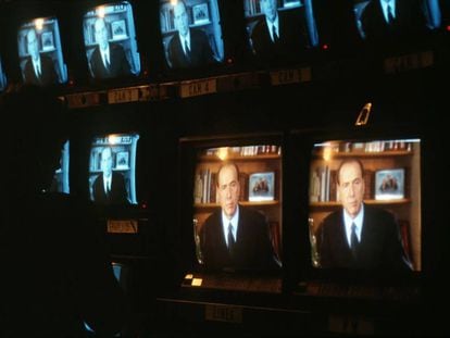 Unos monitores de los estudios Rai, en Roma, recogen el momento en el que Silvio Berlusconi decide entrar en política, en enero de 1994