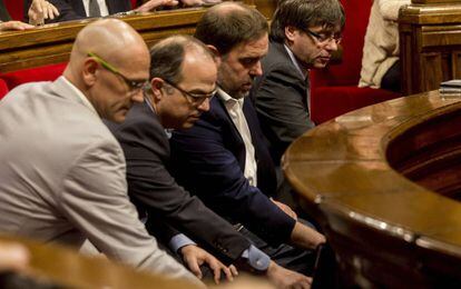 Puigdemont, Junqueras, Turull y Romeva votan en el pleno del parlamento catal&aacute;n. 
