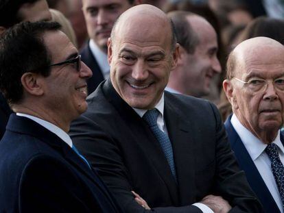 Steven Mnuchin, izquierda, con Gary Cohn y Wilbur Ross