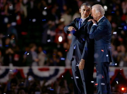 Joe Biden, a la derecha, junto al presidente Barack Obama, en la fiesta electoral de 2012.